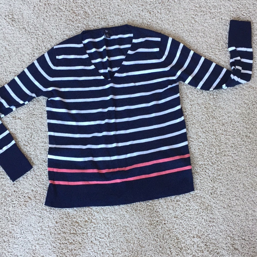 GAP v neck sweater